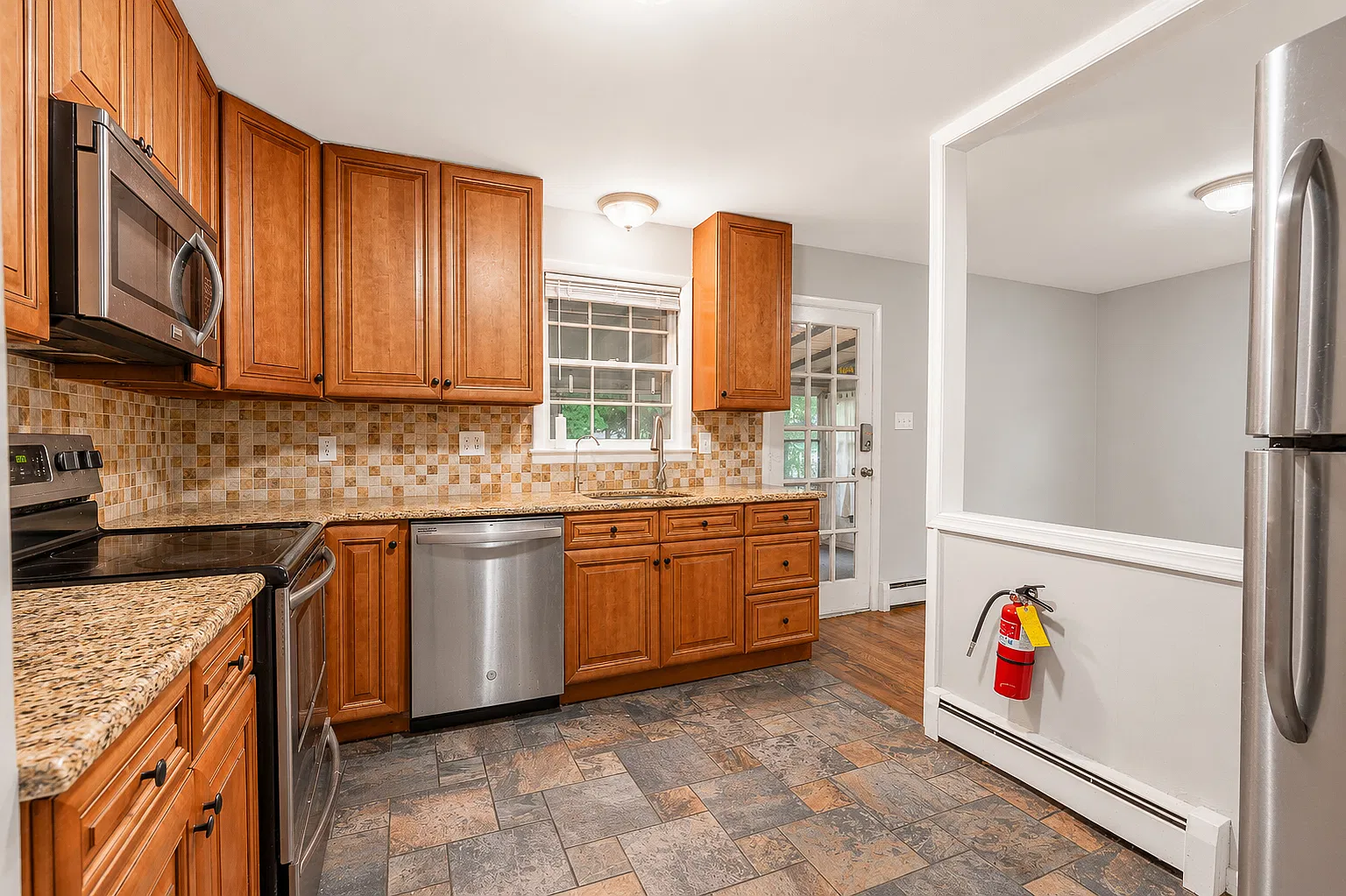 6 bed, 2.5 bath, 1898 sqft, $42,000 — Photo 4