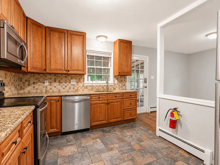 225 Claflin Ave — Photo 4