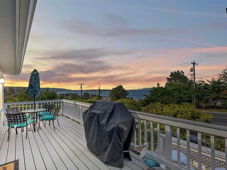 1486 SE Camano Dr — Photo 2