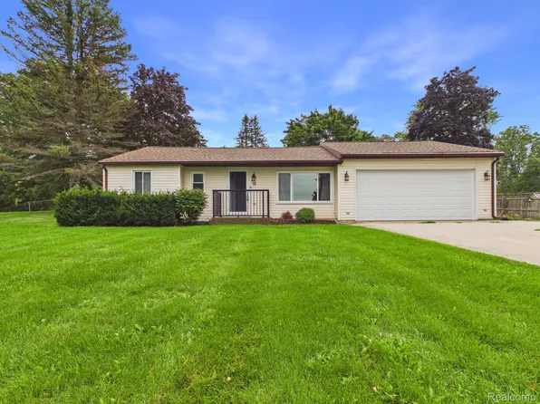 33 Davis Lake Rd, Lapeer, MI 48446