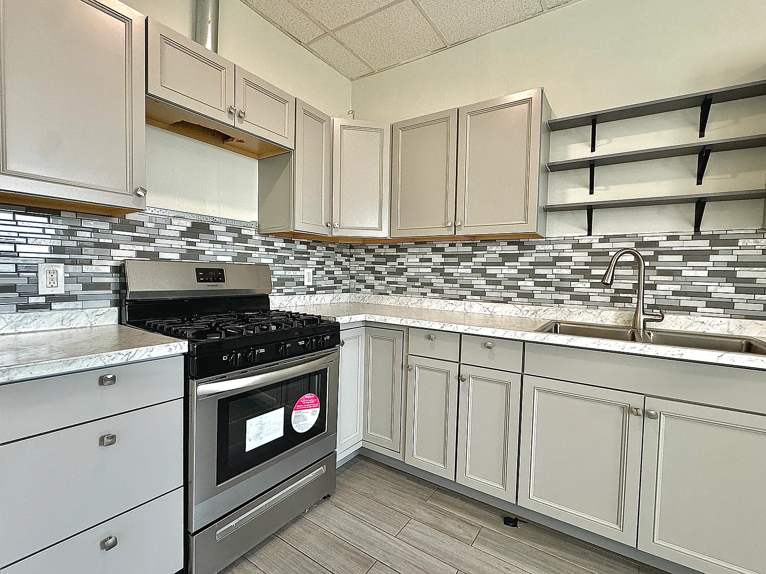 2 bed, 1000 sqft, $2,700 — Photo 2