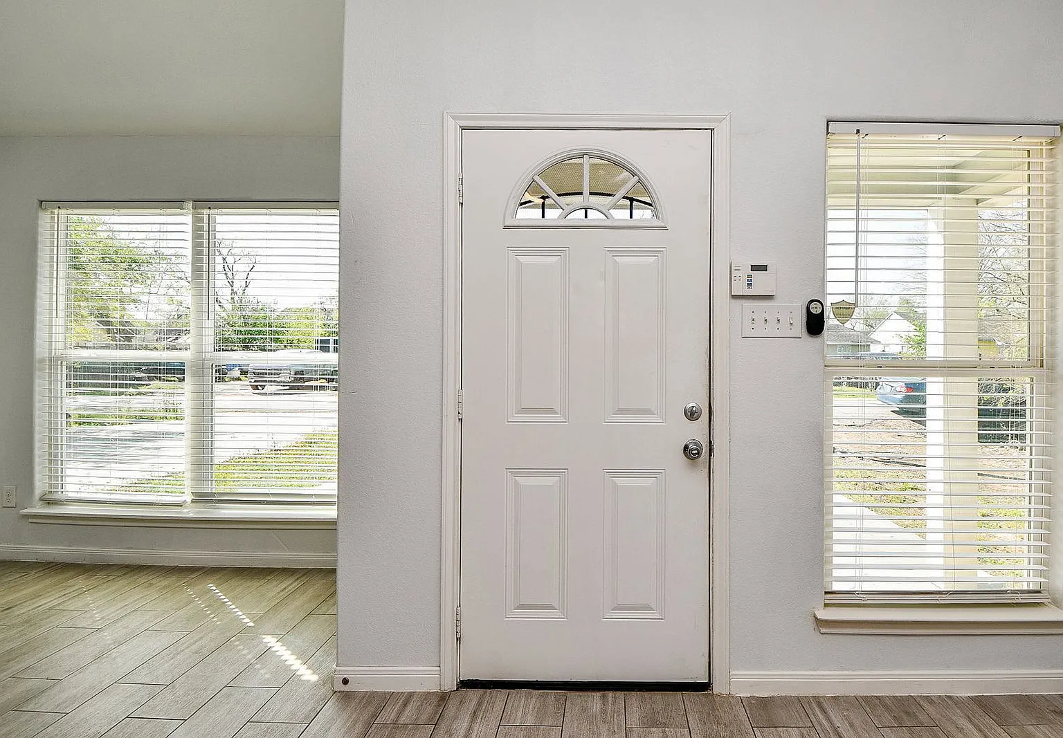 3 bed, 2.0 bath, 1180 sqft, $1,950 — Photo 3