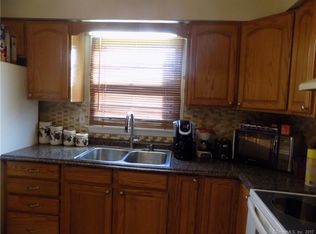 17 Hampton Ln, Bloomfield, CT 06002