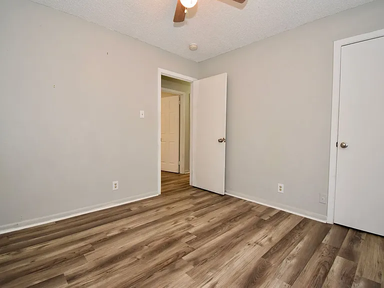 808 Laura Ln — Photo 9