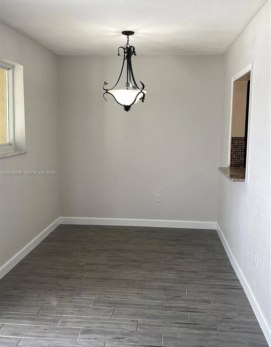 Wimbledon Iv-5 Condo — Photo 3