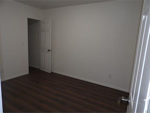 4th image of 716 1/2 W 75th St