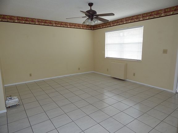 Delray Beach Real Estate Agent Carolyn Boinis 561-213-3688