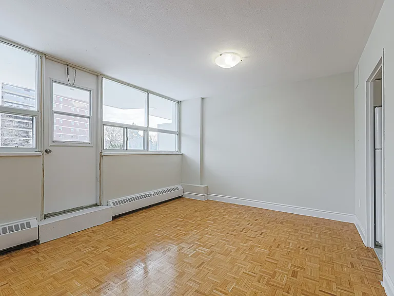 100 Rowena Dr — Photo 16