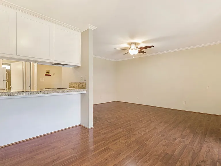 1642 E Hillcrest Dr — Photo 6