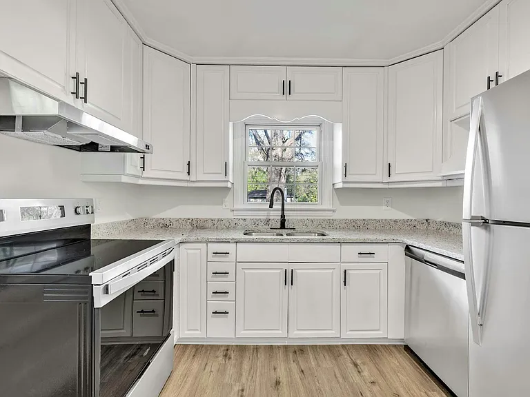 1112 Violet Dr — Photo 3