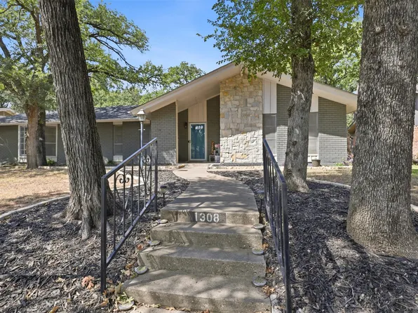1308 W Redbud Dr, Hurst, TX 76053
