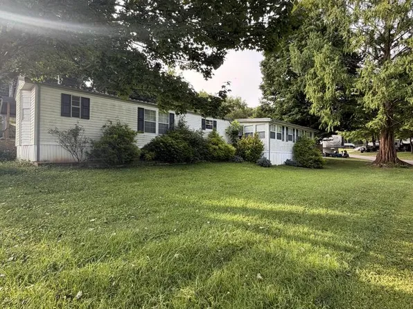 7 Red Bird Cir, Whittier, NC 28789