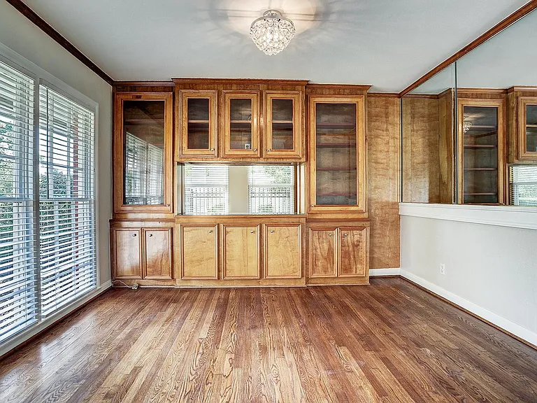 3709 Parkwood Dr — Photo 5