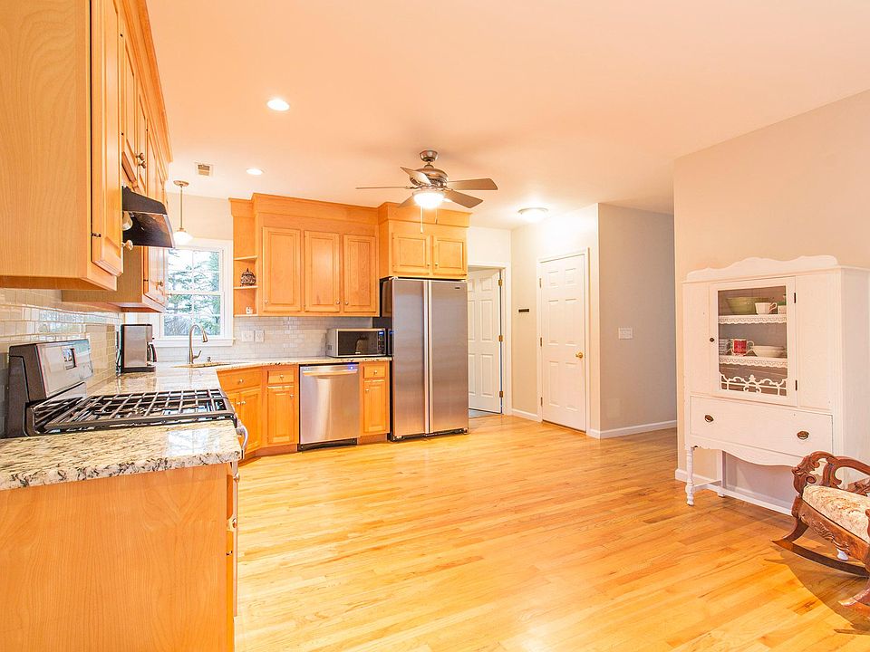 17 Village Sq, Collinsville, CT 06019 Zillow