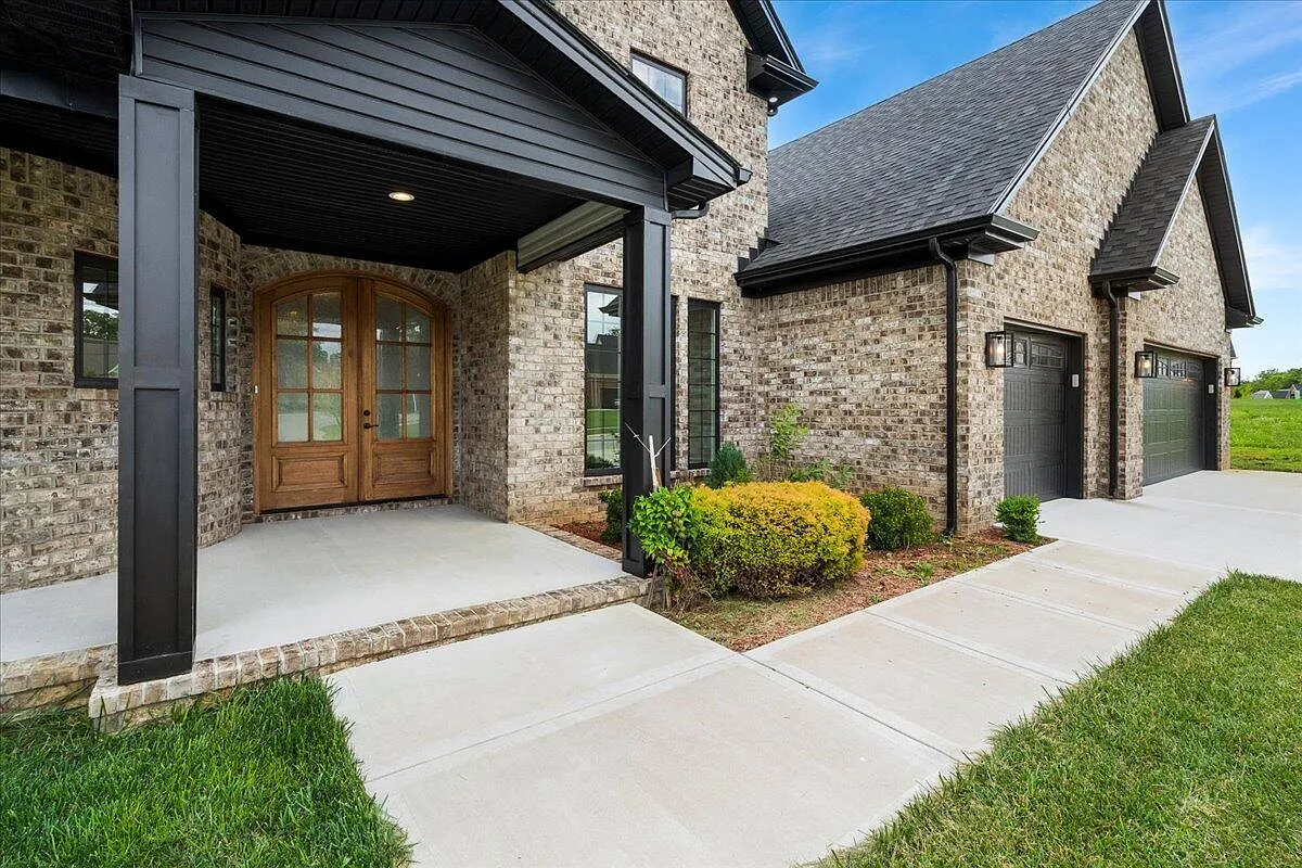 4 bed, 3.5 bath, 3210 sqft, $4,350 — Photo 2