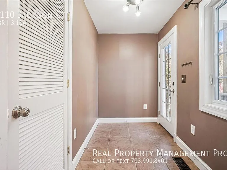 1110 Jackson Ct — Photo 17
