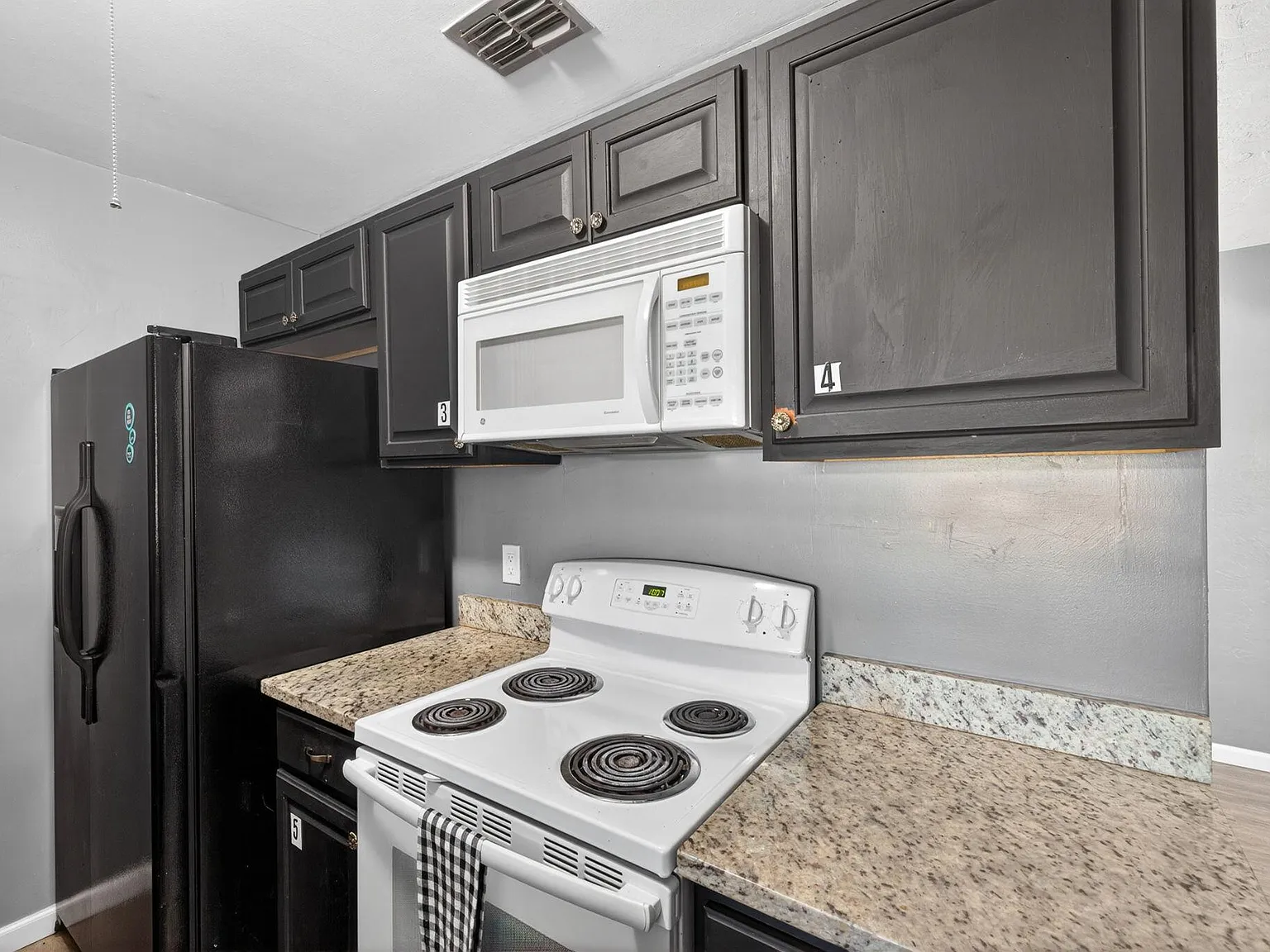 4 bed, 2.0 bath, 1600 sqft, $776 — Photo 4