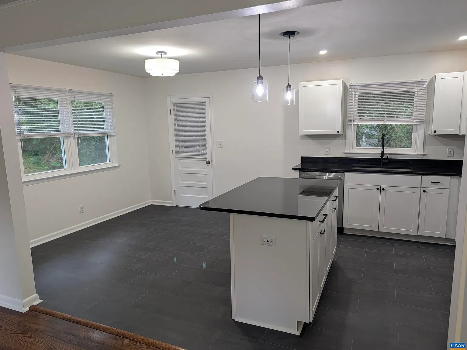 120 Thomas Dr — Photo 3