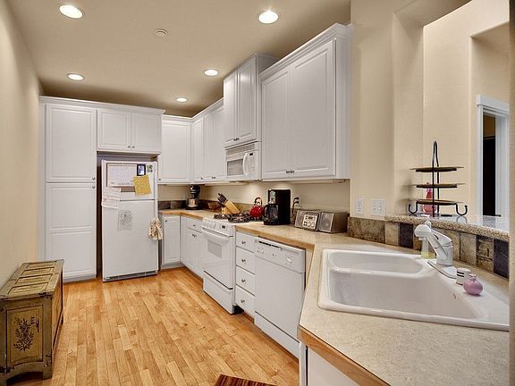 3rd image of 1452 Huckleberry Cir