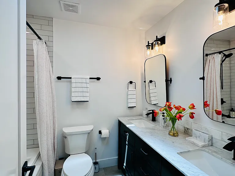 Guests bathroom:
Full size bathroom with duel sinks, nice tub-shower combo.