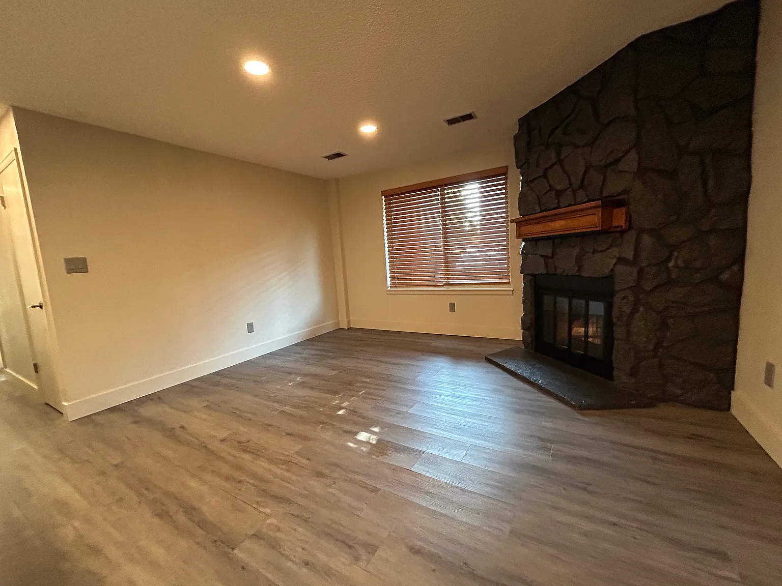 2 bed, 900 sqft, $2,100 — Photo 4
