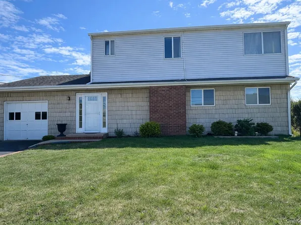 39 Barracuda Road, East Quogue, NY 11942