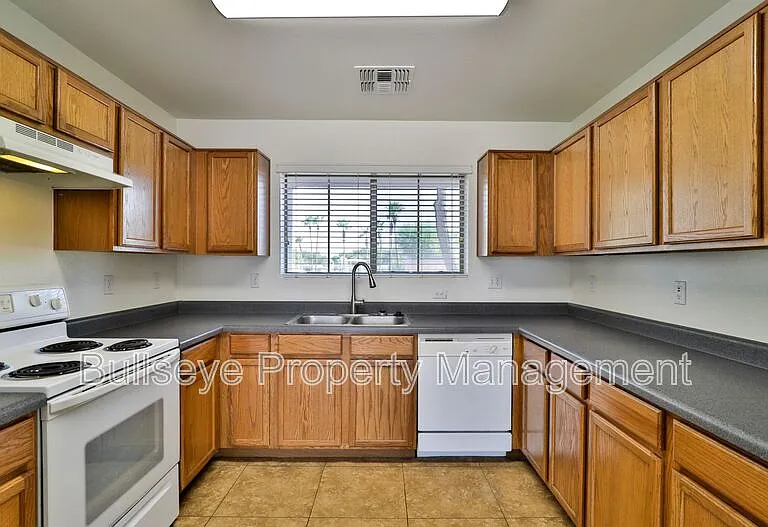 1069 E Lowell Ct — Photo 8