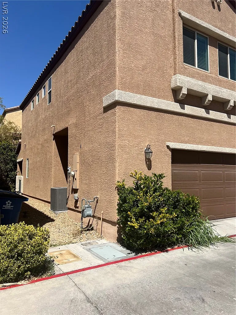 3 bed, 2.5 bath, 1642 sqft, $2,100 — Photo 4