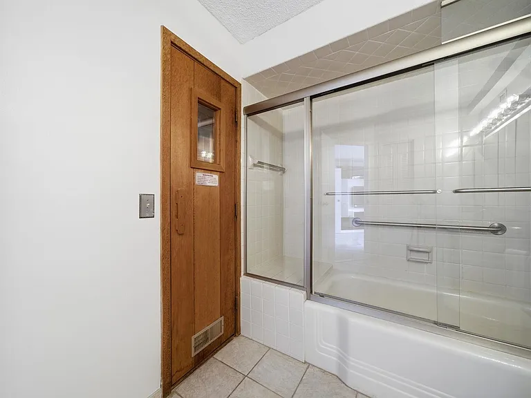 2103 Harmon Cove Tower #2103 — Photo 32