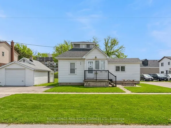 2386 Sovereign St, Oakville, ON L6L 1L8