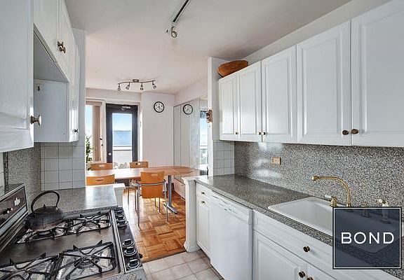 5th image of 3671 Hudson Manor Ter APT 9L