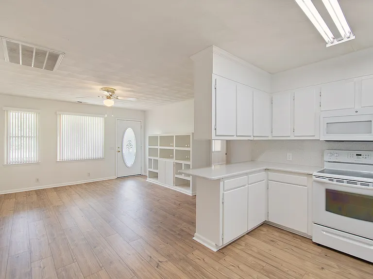 1255 Southport Supply Rd SE — Photo 3
