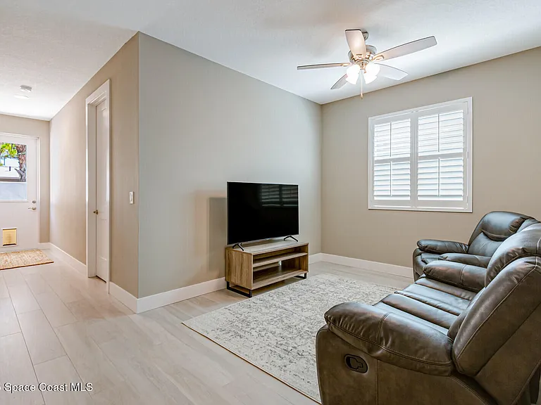219 6th Ave — Photo 20