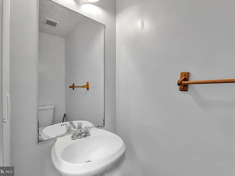 2406 Lemontree Ln — Photo 2