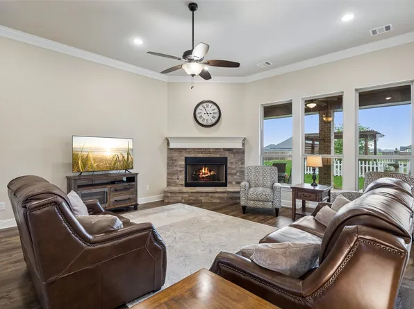 8221 Palmer Ln, Waxahachie, TX 75167
