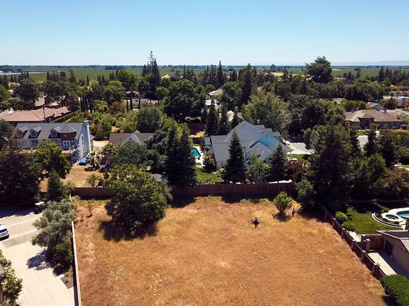 7116 Spy Glass Dr, Modesto, CA 95356