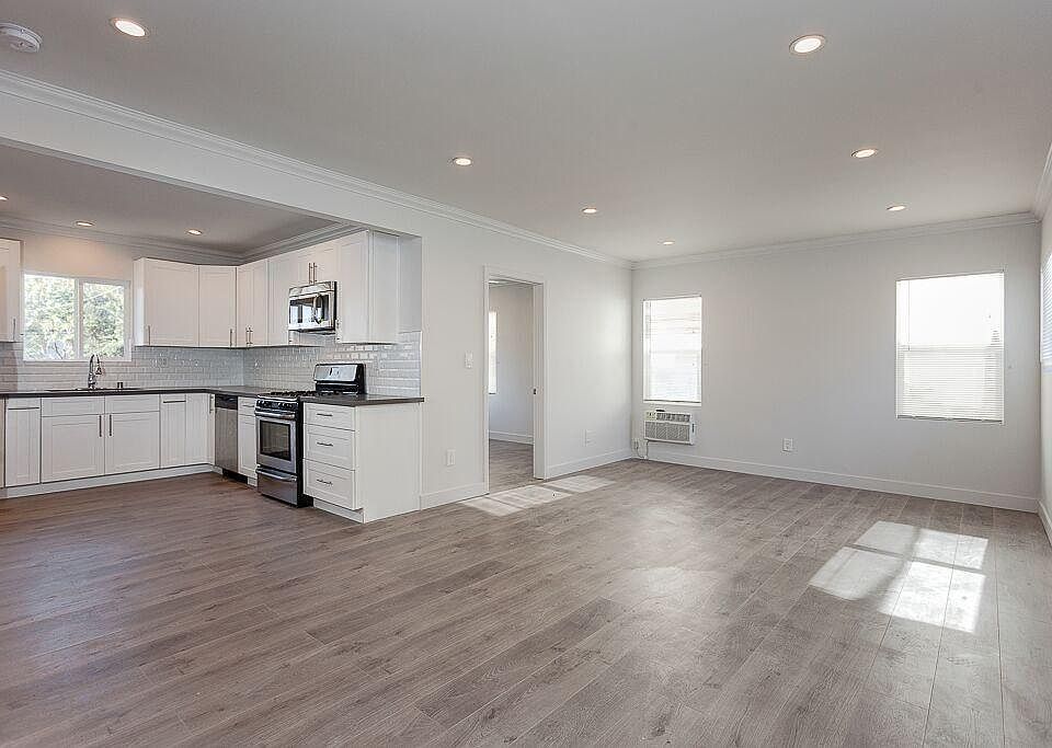 1st image of 837 1/2 S Wilton Pl