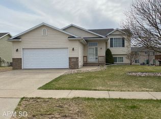 5208 S Leinster Ave, Sioux Falls, SD 57106