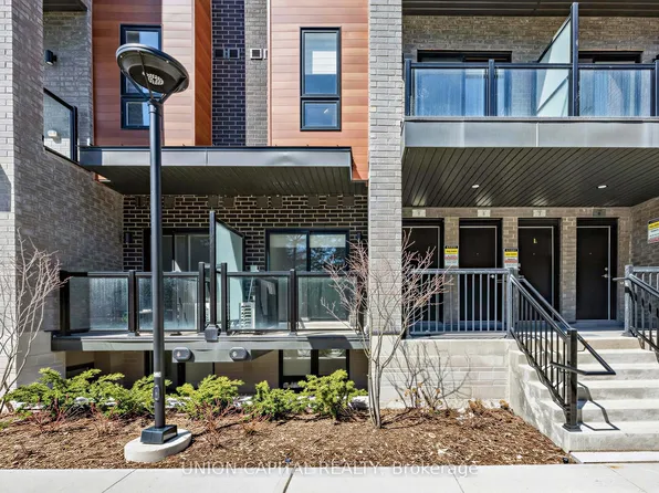 26 Lytham Green Cir, Newmarket, ON