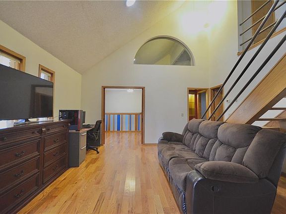 5th image of 10 Tamworth Cir