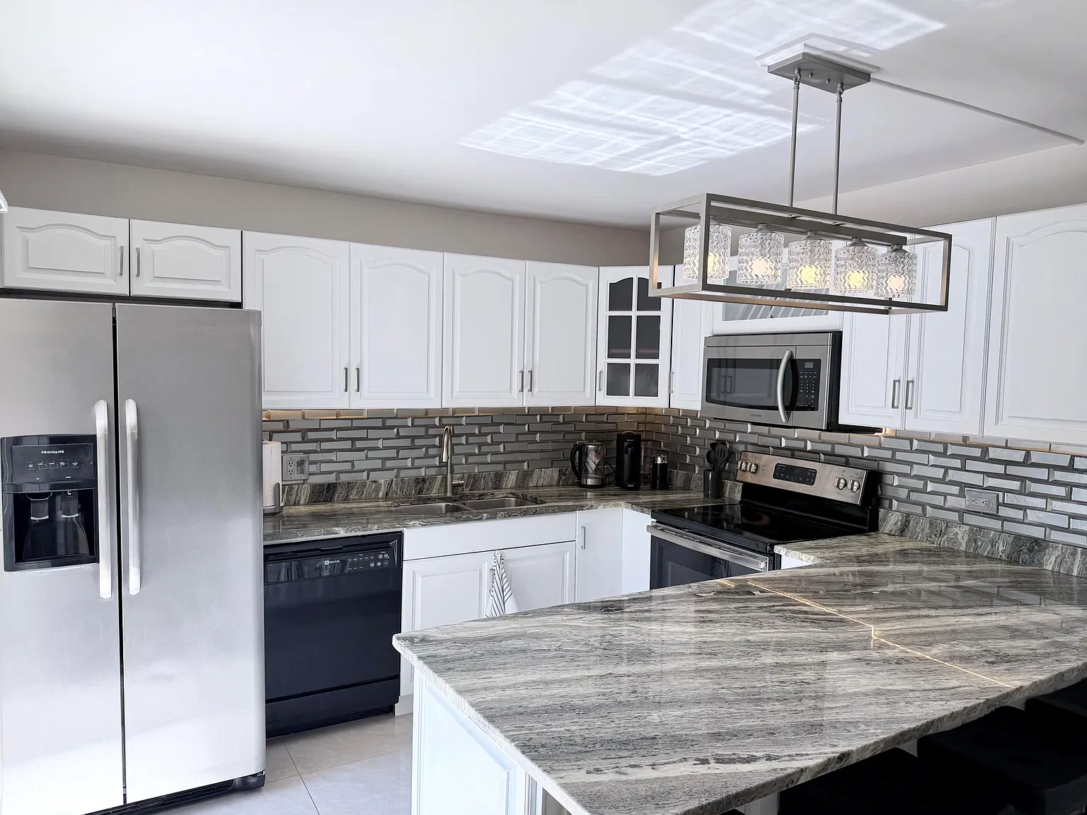 2 bed, 2.5 bath, 1235 sqft, $3,300 — Photo 3
