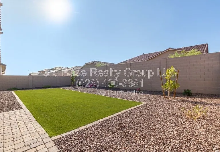 21242 W Wilshire Dr — Photo 2