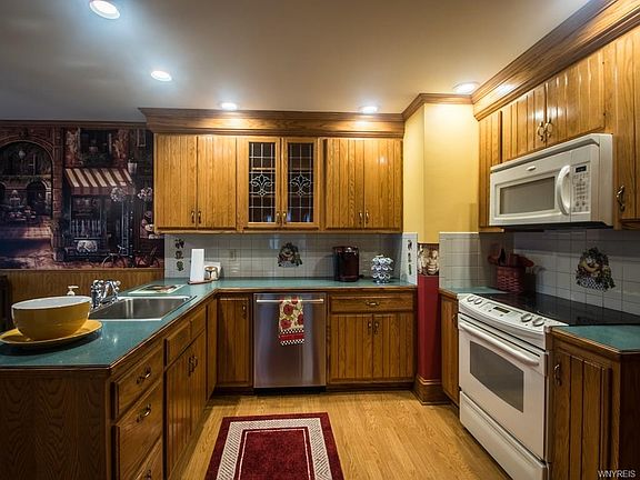 3rd image of 298 Niagara St