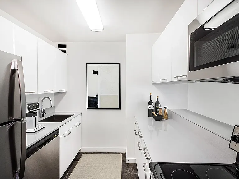 321 W 54th St #215 — Photo 2