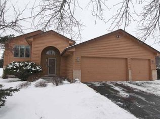 727 Ashley Dr, Chaska, MN 55318