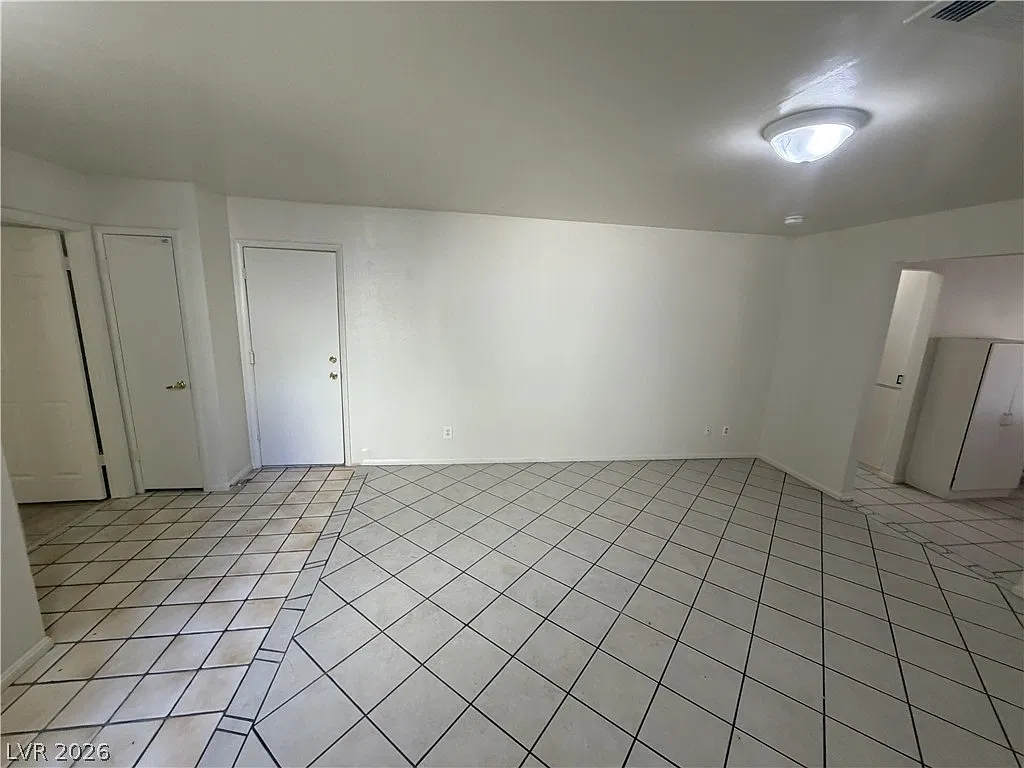 3 bed, 2.0 bath, 1165 sqft, $1,584 — Photo 2