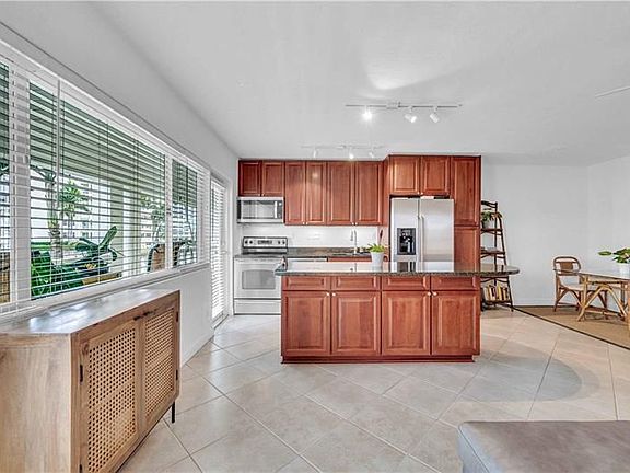 4th image of 2881 NE 32nd St APT 219