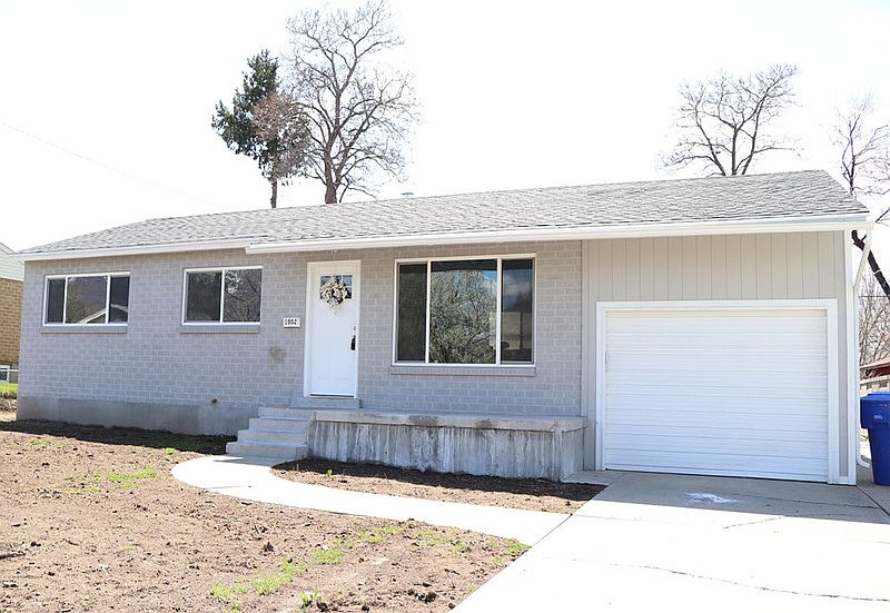 1st image of 1002 E Platinum Way