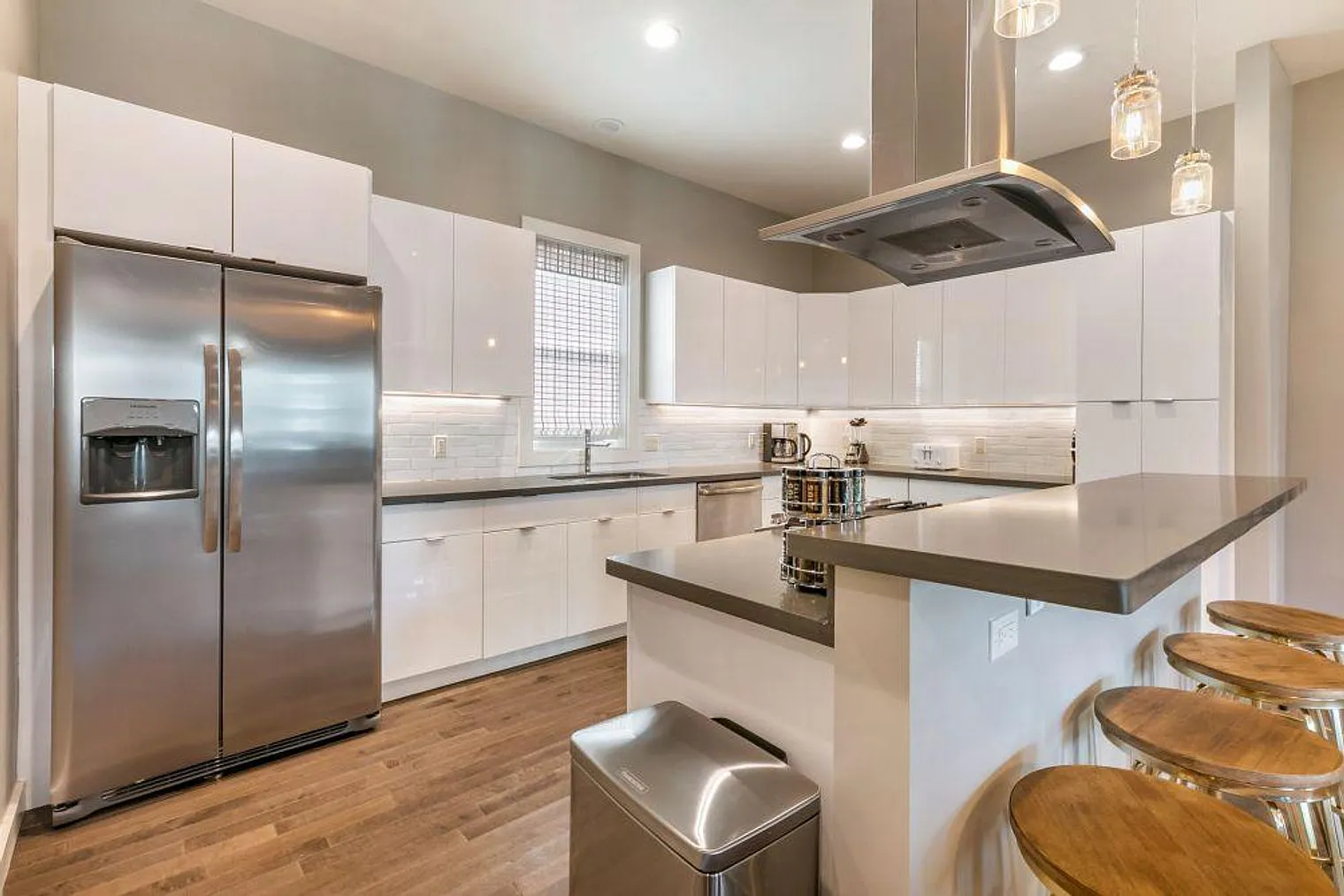 4 bed, 3.0 bath, 2389 sqft, $9,584 — Photo 4