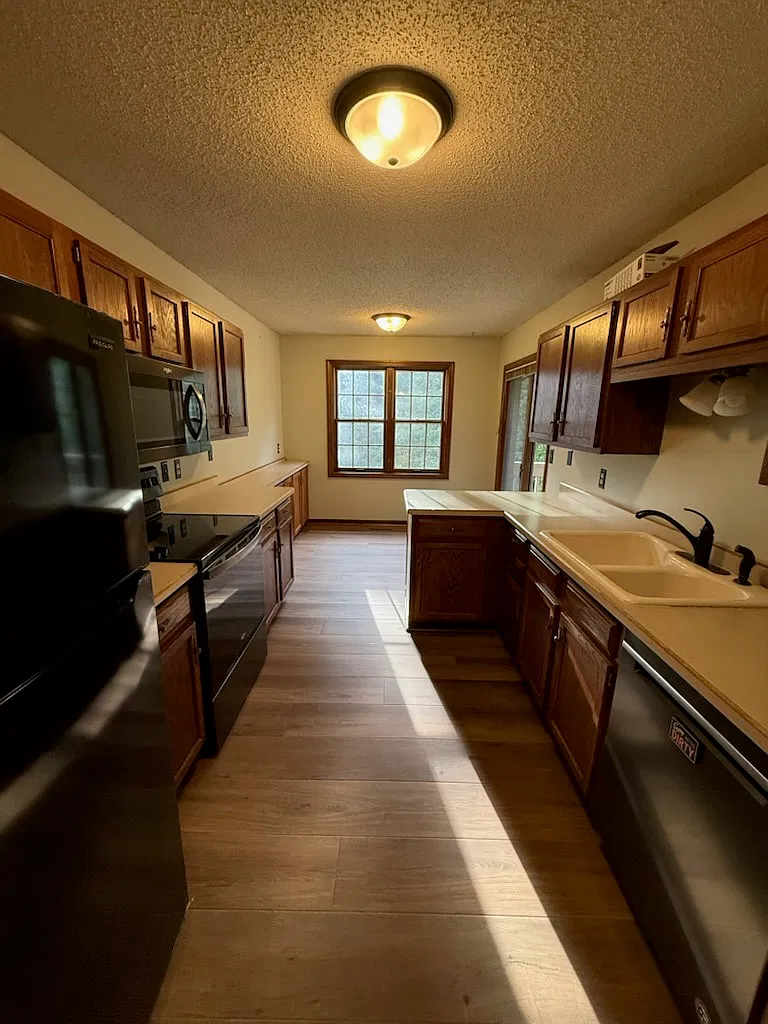 4 bed, 2150 sqft, $2,400 — Photo 4